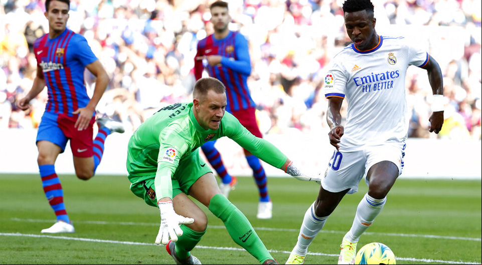 Vinicius regatea a Ter Stegen. Picks gratis de la LaLiga Santander de la computadora de Odds Shark.