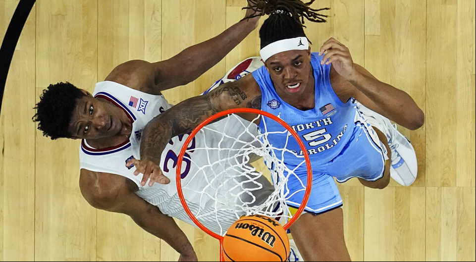 Armando Bacot y David McCormack luchan por el rebote. Pronósticos gratis de la computadora de la NCAAB.